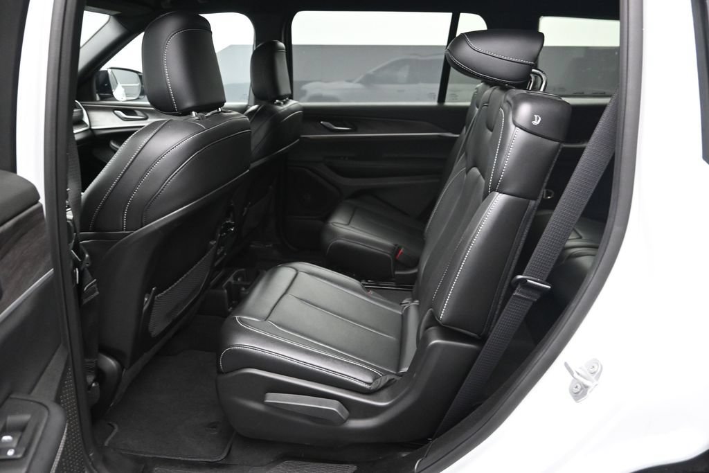 Used 2025 Jeep Grand Cherokee L Limited w/ Black Appearance Package RWD image 13
