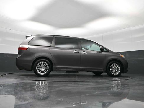 Used 2015 Toyota Sienna XLE image 30