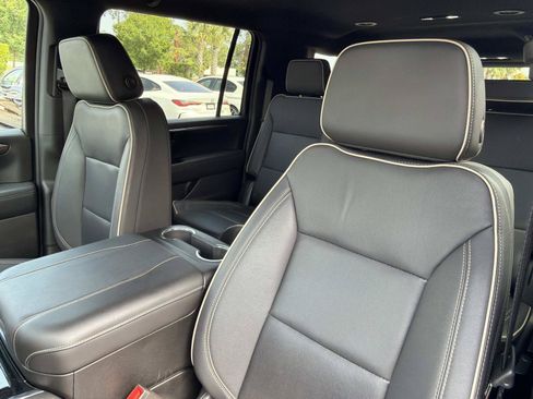 Used 2025 Chevrolet Suburban Premier RWD image 9