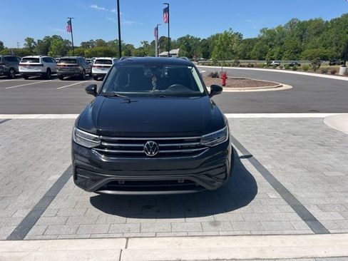 Used 2023 Volkswagen Tiguan SE image 1