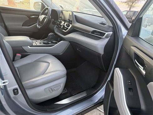 Certified 2020 Toyota Highlander XLE image 28