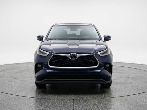 Used 2025 Toyota Highlander LE image 2