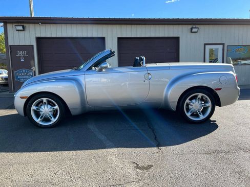 Used 2004 Chevrolet SSR w/ Preferred Equipment Group image 3