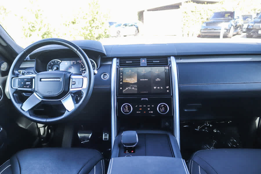 Used 2023 Land Rover Discovery Metropolitan Edition AWD/4WD image 11