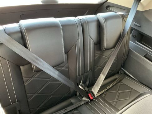 Used 2025 Volkswagen Atlas SE AWD/4WD image 32