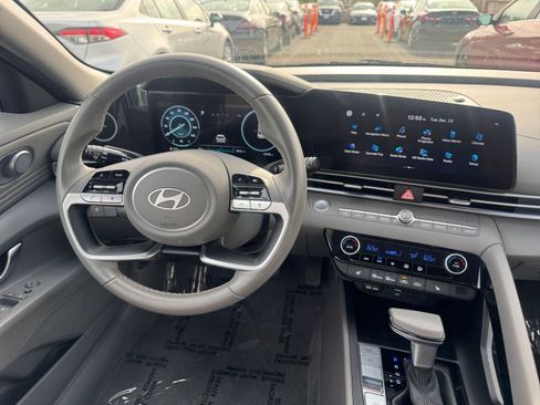 Used 2025 Hyundai Elantra SEL image 34