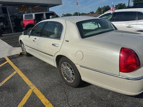 Used 2006 Lincoln Town Car Signature Limited RWD image 2