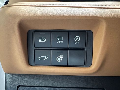 New 2025 Toyota Highlander Platinum image 36