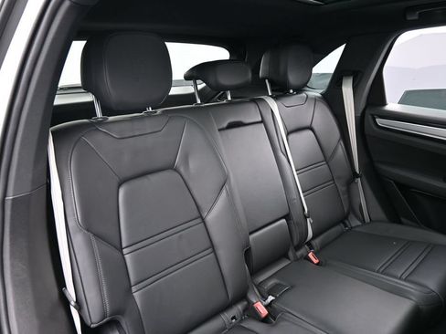 Certified 2022 Porsche Cayenne Platinum Edition AWD/4WD image 27