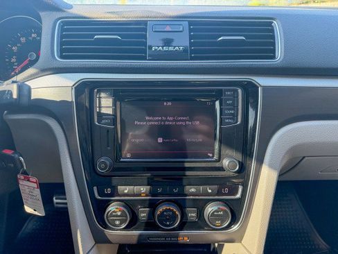 Used 2018 Volkswagen Passat 2.0T R-Line w/ R-Line Lighting Package FWD image 10