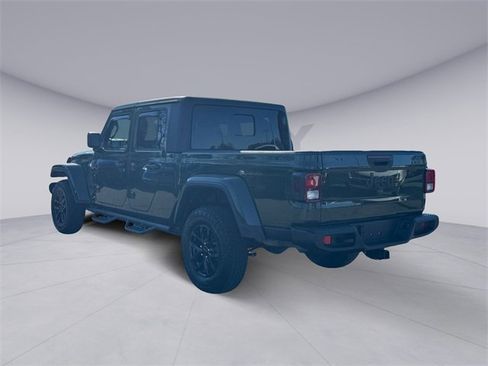 Used 2022 Jeep Gladiator Sport image 5