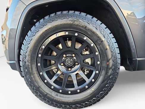 Used 2021 Jeep Grand Cherokee Laredo RWD image 23