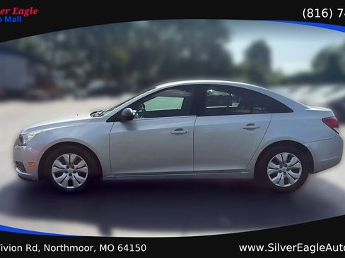 Used 2014 Chevrolet Cruze LS FWD image 2