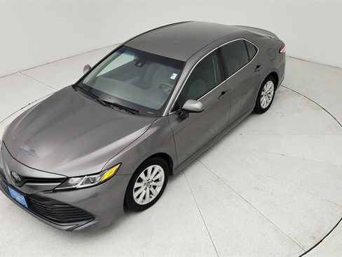 Used 2018 Toyota Camry LE image 14