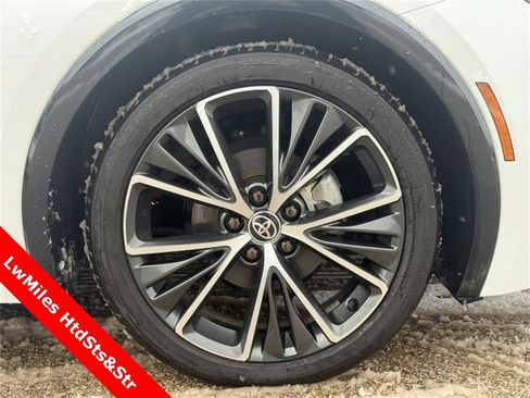 Used 2024 Toyota Prius XLE image 9