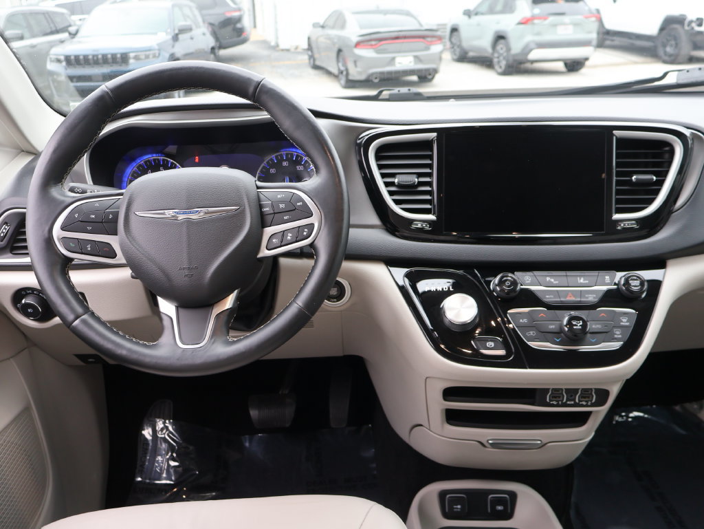 Used 2021 Chrysler Pacifica Touring-L FWD image 15