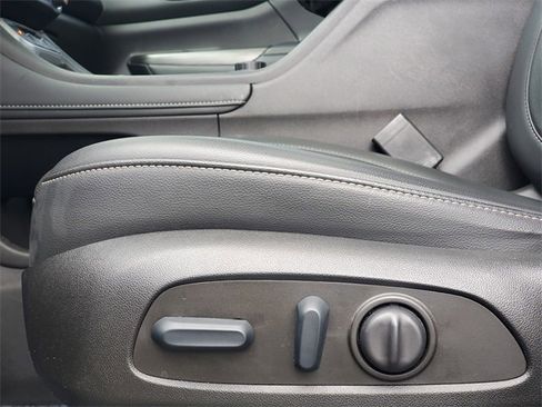 Used 2022 GMC Acadia SLT w/ Preferred Package image 13