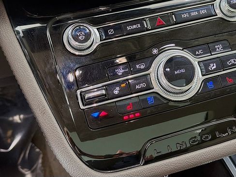 Used 2022 Lincoln Corsair AWD w/ Premium Package image 38