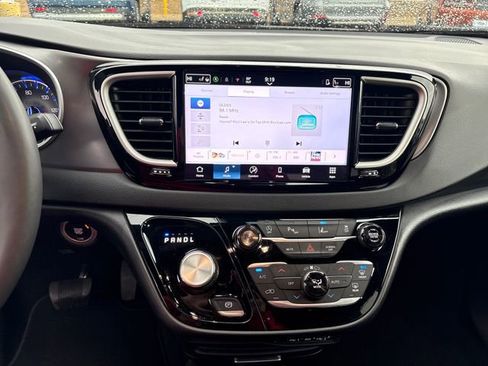 Used 2025 Chrysler Pacifica Select image 17