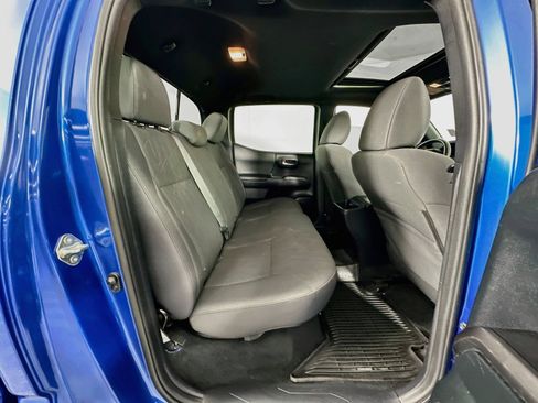 Used 2017 Toyota Tacoma TRD Off-Road w/ Premium & Technology Package AWD/4WD image 28