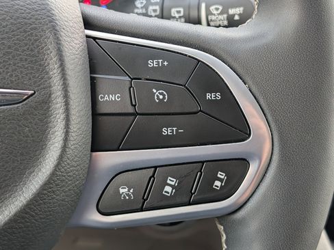 Used 2024 Chrysler Pacifica Limited FWD image 25