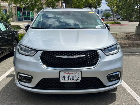 Used 2023 Chrysler Pacifica Limited FWD image 3