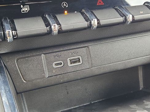 Used 2024 GMC Canyon AT4 image 30