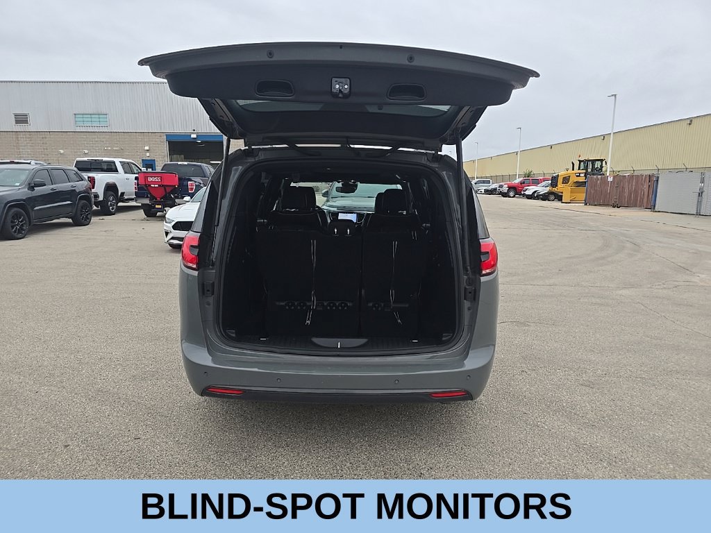 Used 2025 Chrysler Pacifica Limited FWD image 6