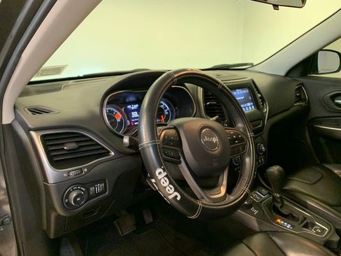 Used 2019 Jeep Cherokee Latitude Plus AWD/4WD image 16
