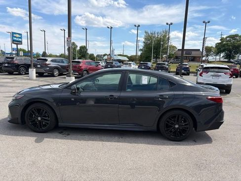 Used 2025 Toyota Camry SE FWD image 7