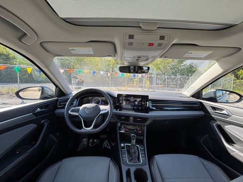 Used 2025 Volkswagen Jetta SE image 32