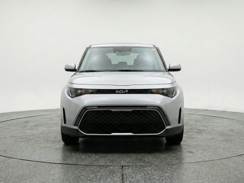 Used 2025 Kia Soul LX w/ LX Technology Package FWD image 2