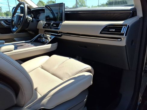 Used 2024 Lincoln Navigator L Reserve AWD/4WD image 11
