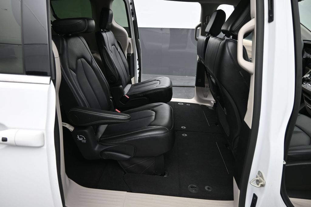 Used 2024 Chrysler Pacifica Touring-L FWD image 19