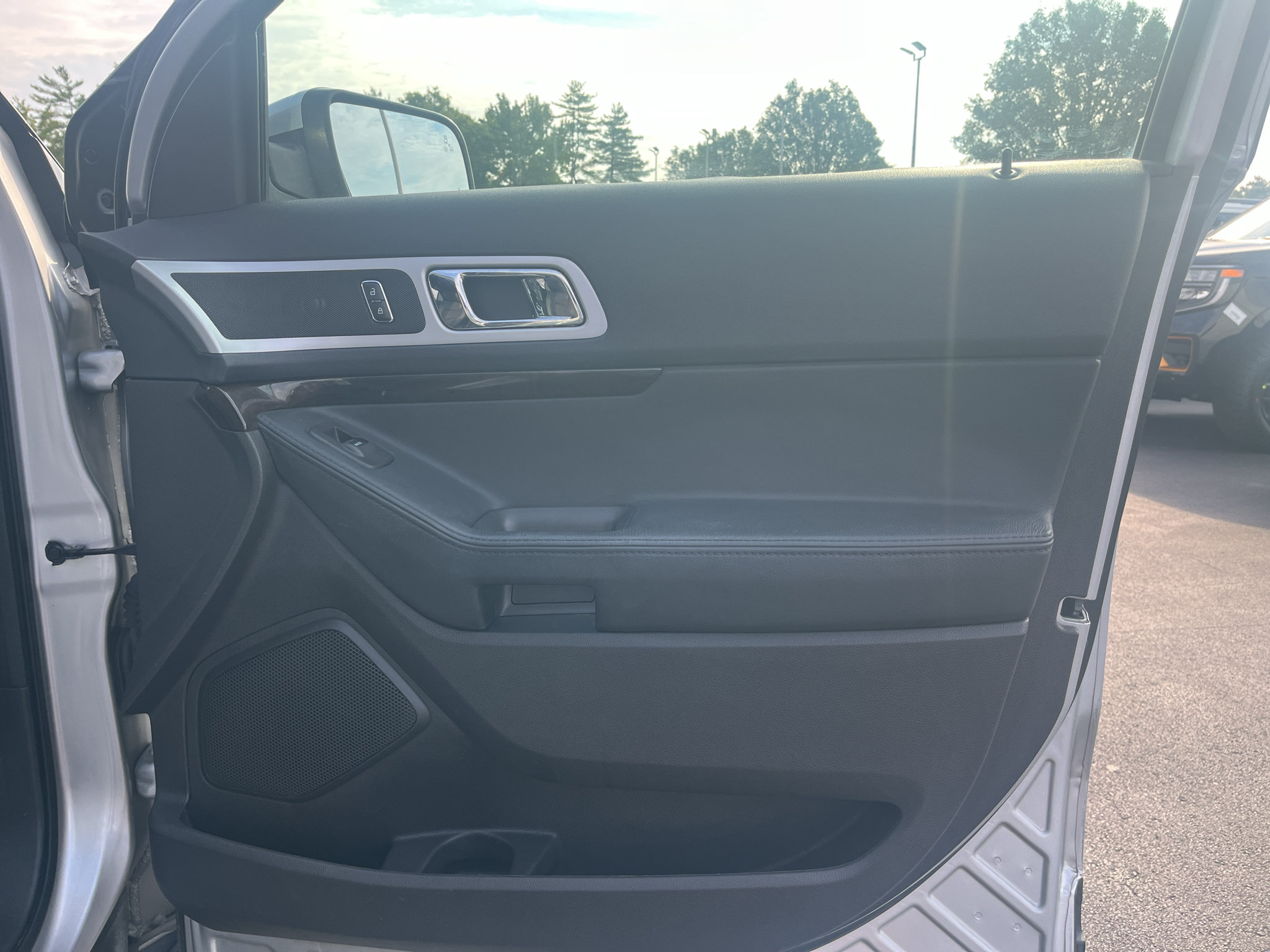Used 2015 Ford Explorer Limited w/ Equipment Group 302A AWD/4WD image 33