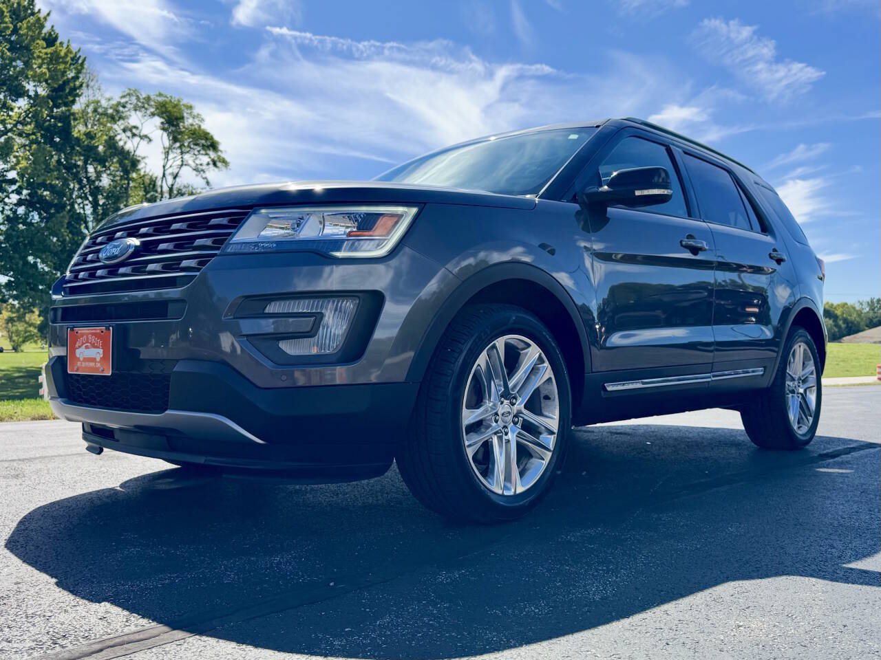 Used 2017 Ford Explorer XLT w/ Equipment Group 202A AWD/4WD image 3