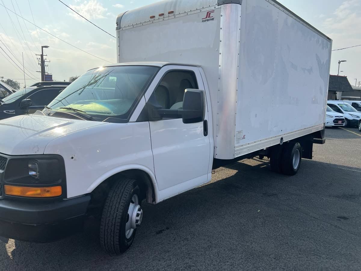 Used 2016 Chevrolet Express 3500 Extended RWD image 3
