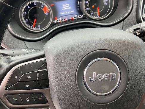 Used 2019 Jeep Cherokee Limited FWD image 29