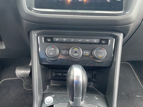 Used 2018 Volkswagen Tiguan SE FWD image 11