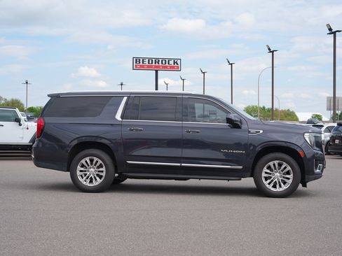 Used 2023 GMC Yukon XL SLT AWD/4WD image 2