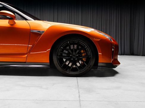 Used 2018 Nissan GT-R Premium image 25