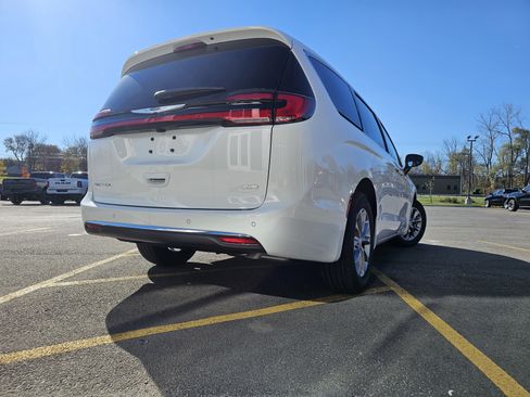 New 2026 Chrysler Pacifica Select image 3