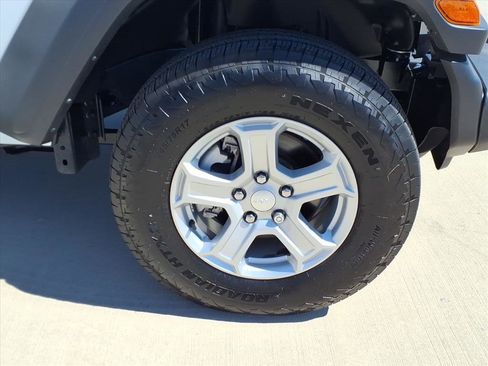 Used 2025 Jeep Wrangler Sport image 11