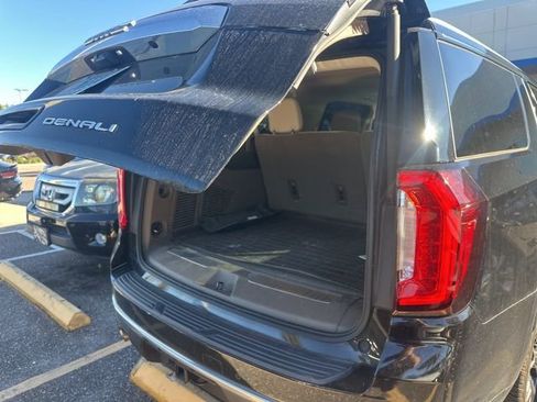 Used 2021 GMC Yukon XL Denali w/ Denali Premium Package image 23
