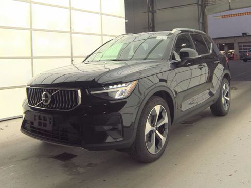 Used 2023 Volvo XC40 B4 Plus w/ Driver Assist Package FWD image 20