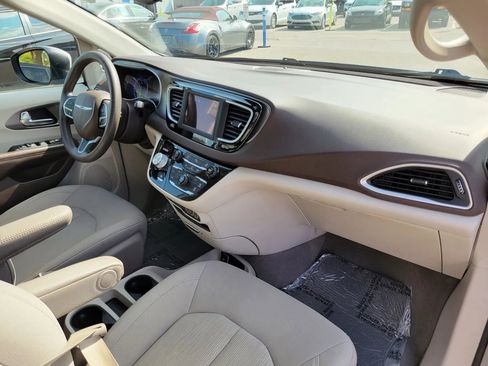 Used 2021 Chrysler Voyager LX image 32