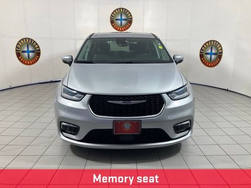 Used 2023 Chrysler Pacifica Touring-L FWD image 17