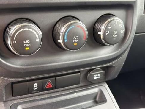 Used 2017 Jeep Patriot Sport AWD/4WD image 16
