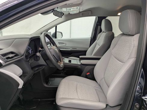 Used 2025 Toyota Sienna LE AWD/4WD image 17
