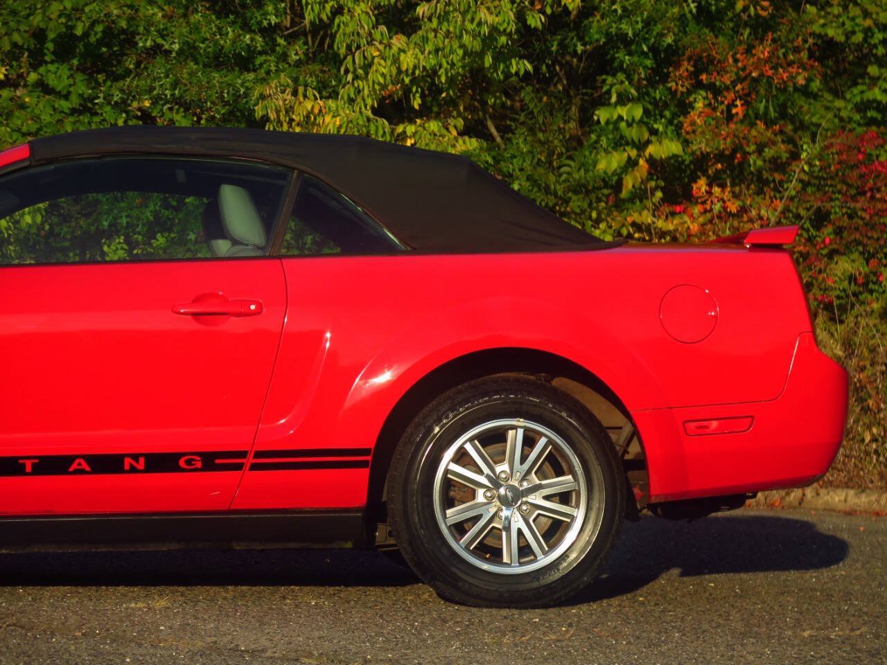 Used 2005 Ford Mustang Convertible RWD image 21